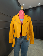 Cargar imagen en el visor de la galería, Oferta Chamarra amarilla mostaza